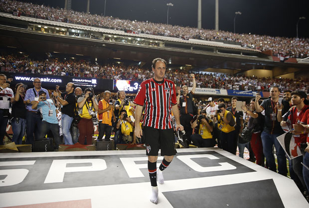 Сени се опростио од фудбала: 60.000 навијача испратило легенду