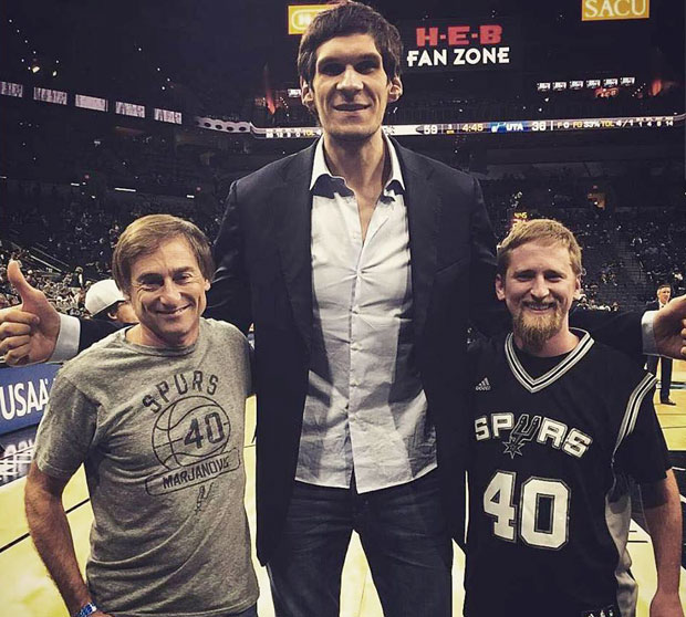 Боби расположен за шалу: Овим момцима сам платио да носе моју опрему