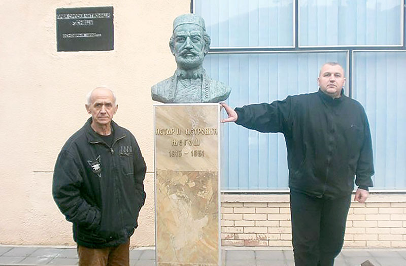 Сивац: Његош и Чарнојевић испред библиотеке