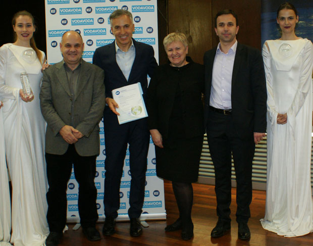 Вода вода има пасош за САД