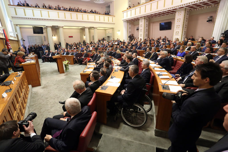 Петров: Неприхватљво да је Сабор празан, а посланици примају 16.000 куна