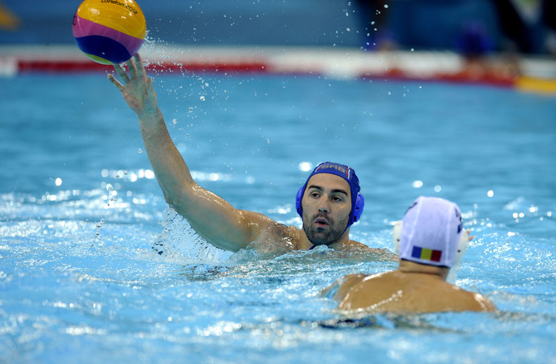 Делфини брусе игру у Атини