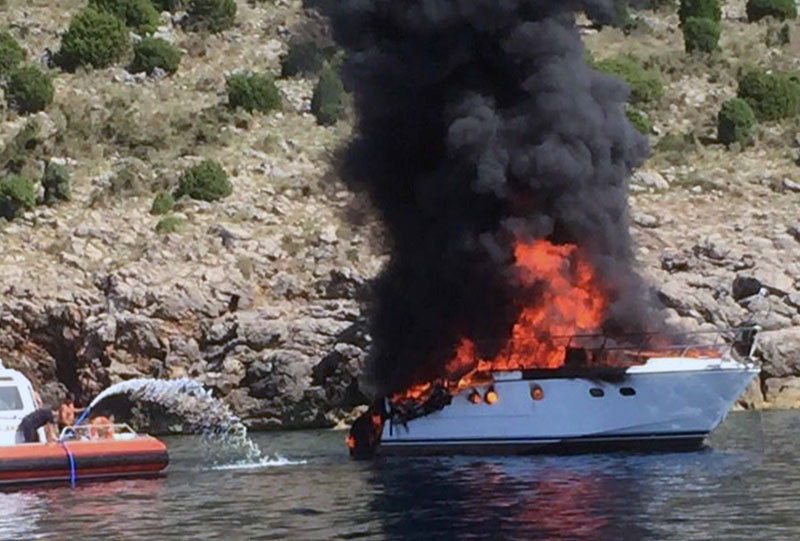 Бар: Потонула јахта због пожара