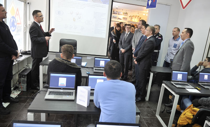 Εлектронски до волана