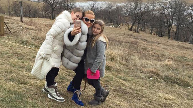 Гоца Тржан са породицом на Златибору