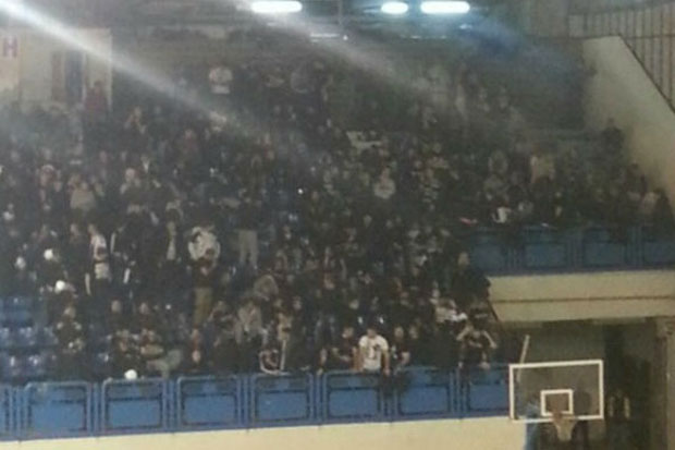 ВИДЕО:„Гробари” уз бакљаду ушли у дворану, “Војводе” хтеле да се обрачунају