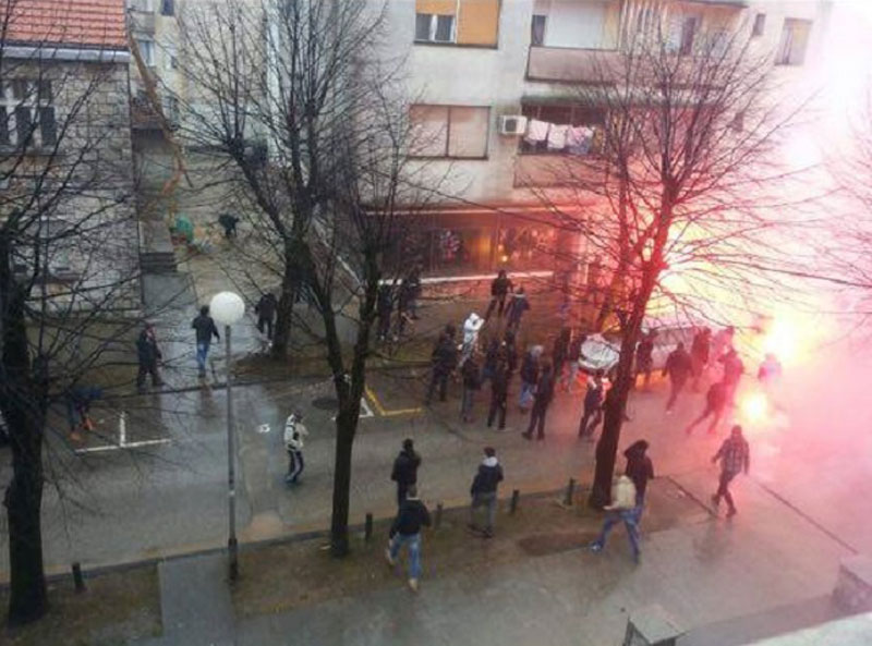 Инцидент у Никшићу: Туча навијача Сутјеске и Партизана, око 30 особа приведено