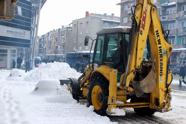 Ужице: Због пуцања цеви 3.200 домаћинстава и болница без воде; Резервоари пуни