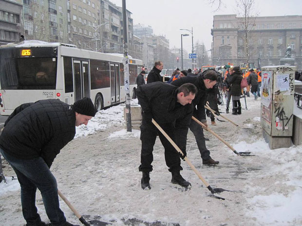Мали: Улице првог приоритета очишћене, градски превоз ради без проблема