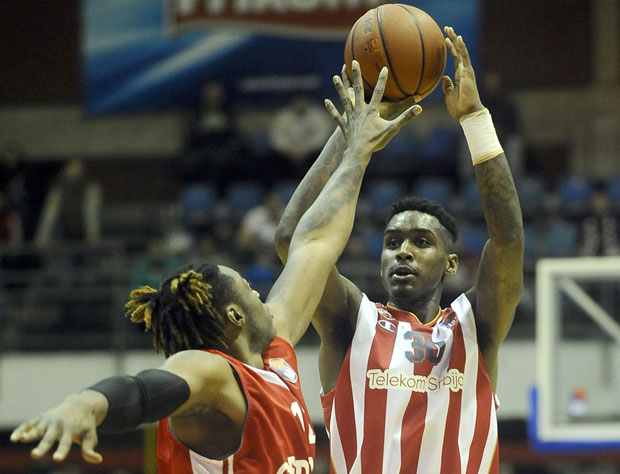 Милер открио зашто је носио фластер на челу: Незгода приликом куцања поруке