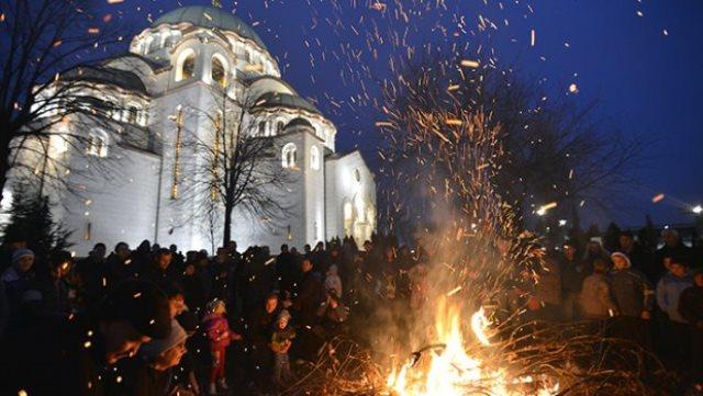 Патријарх Иринеј предводио паљење бадњака испред Храма