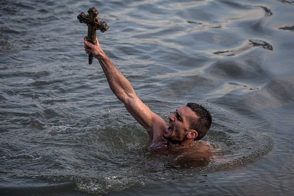 Традиционално пливање за богојављенски крст у Истанбулу