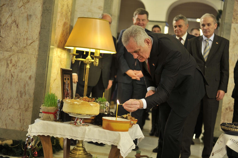 Вучић и Николић честитали Бадњи дан и Божић