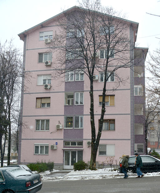 Полицајац пуцао себи у главу јер га је оставила жена?