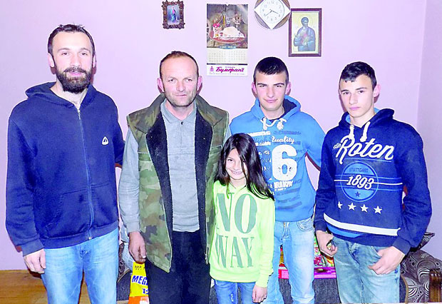 Нови Пазар: Породици Лазовић помоћ из Швајцарске