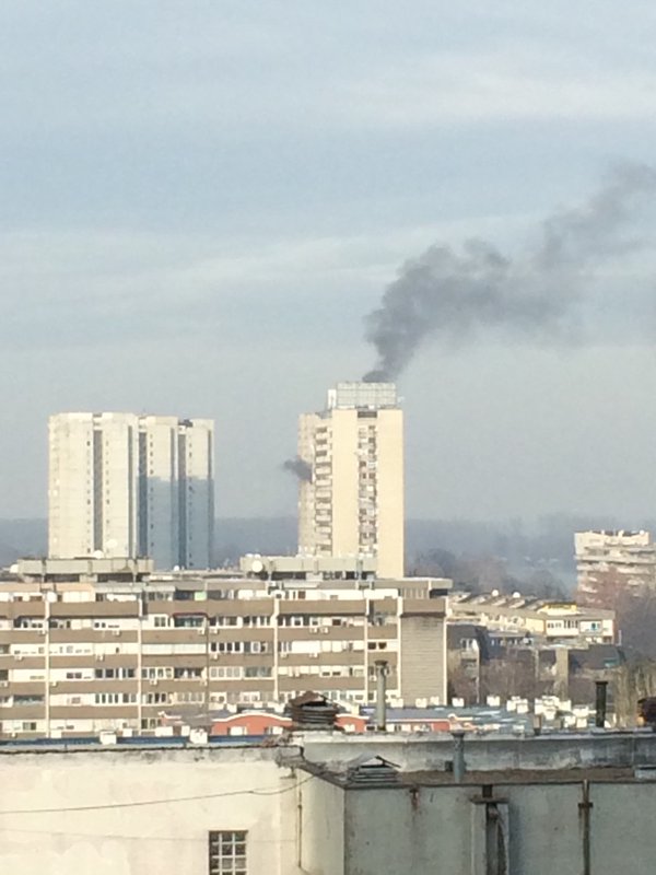 Локализон пожар у солитеру у Земуну, нема повређених
