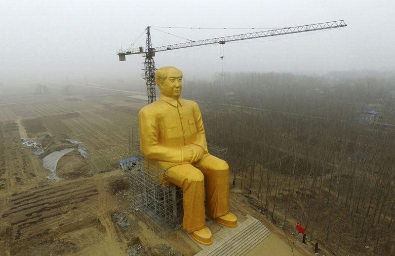 Срушена џиновска статуа Мао Цедунга