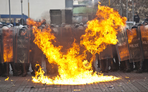 Полиција сузавцем растерала демонстранте, 14 повређено, 24 ухапшено, запаљена врата владе Косова