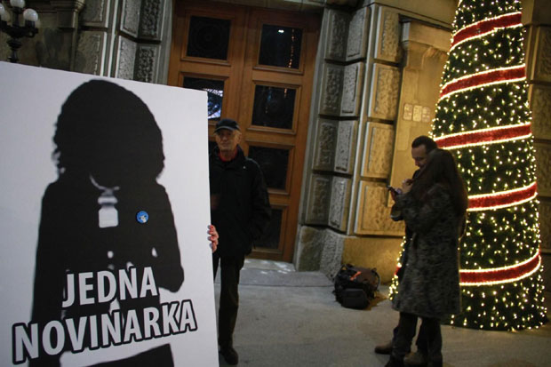 Протест новинара испред Владе Србије