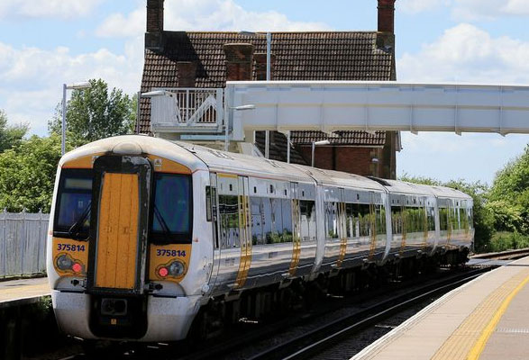 Британски возови каснили због превише сунца?