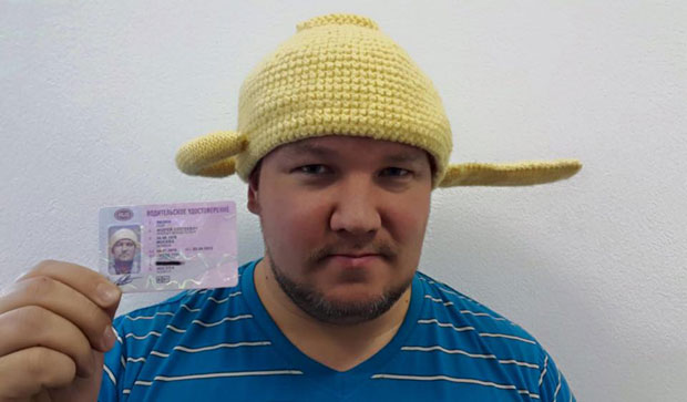 Рус се сликао за возачку дозволу са цедиљком на глави и сад мора стално да је носи