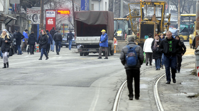 Београд: Цеви пуцају, људи пешаче!