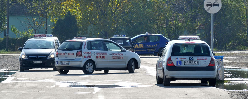 Лаптоп тежи него полигон