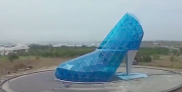 Тајван: 17 метара висока стаклена ципела за заљубљене