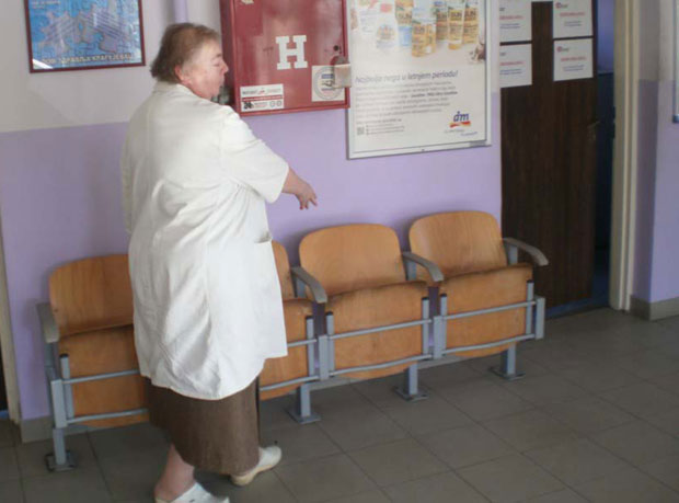 Крагујевац: Наркоман дошао по терапију са маказама