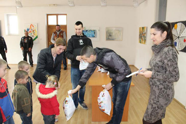 Угљевик: Пакетићи за осмехе најмлађих  