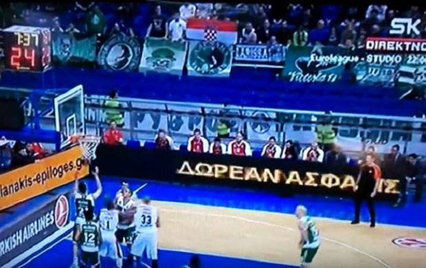 Навијачи Панатинаикоса провоцирају заставом Хрватске