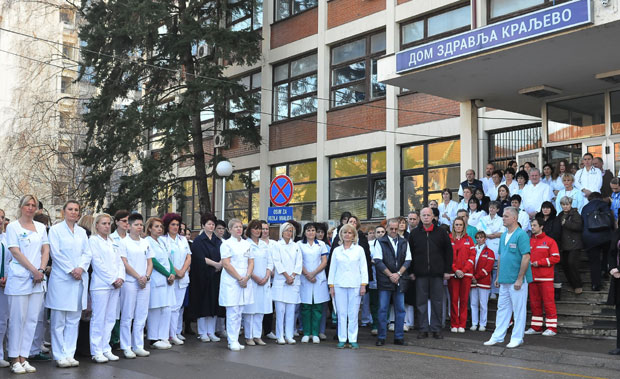 Краљево: Медицинари траже право на живот и рад 