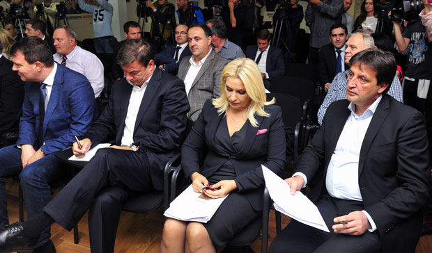 У НЕДЕЉУ ВЛАДАЈУЋА СТРАНКА ОДЛУЧУЈЕ: Врх СНС тражи изборе