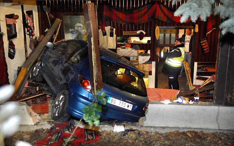 Аутомобилом улетео у кафану, четворо повређено