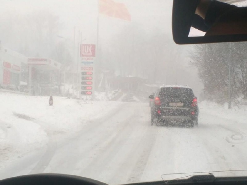 МАКЕДОНИЈА ПОД СНЕГОМ: Забране за камионе и аутобусе на превојима 