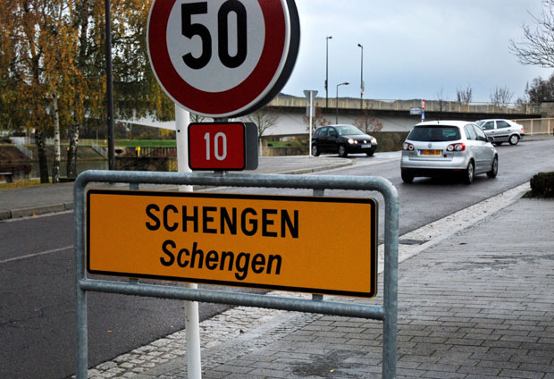 ИЗБЕГЛИЦЕ ЗАТВАРАЈУ ГРАНИЦЕ: Седам држава ЕУ укинуло шенген