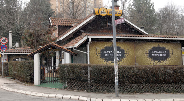 Сакрио се под сто и избегао  смрт