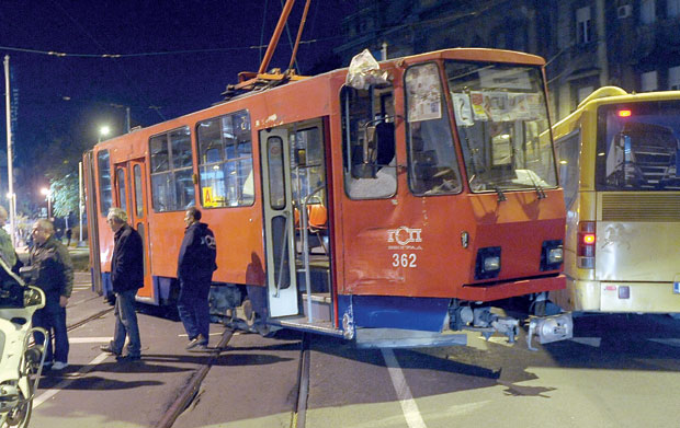 Београд: Трамвај искочио из шина, возач тешко повређен
