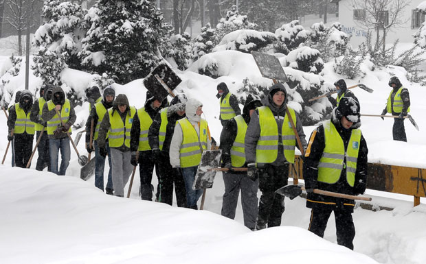 Лопата у руке и за 1.600 динара