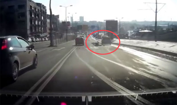 ВИДЕО: Пешаци, не претрчавајте улицу!