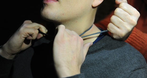 Затвореник пертлом задавио цимера!