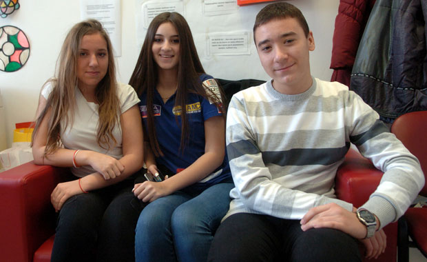 Другари подижу кућу из пепела!