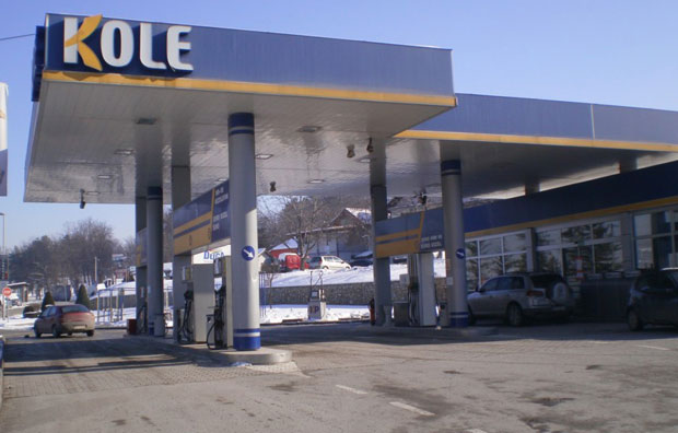 Закидали возаче и државу