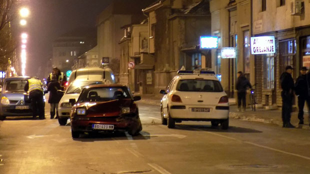 Бежали од полиције, сударили се са патролом