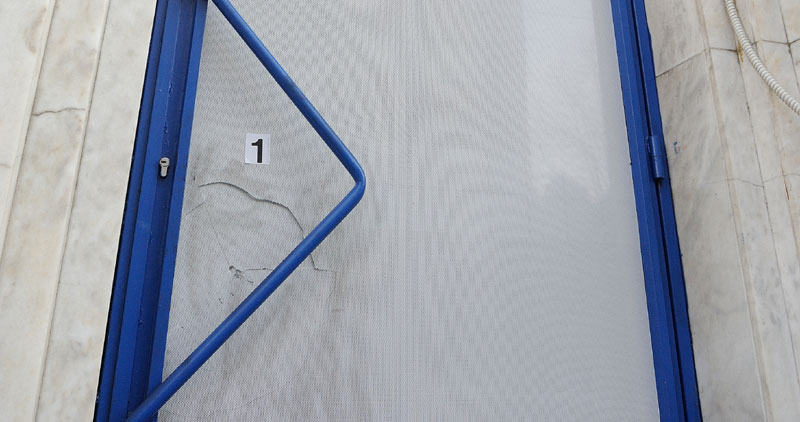 Поломљена стакла на просторијама Општинског одбора СНС на Чукарици