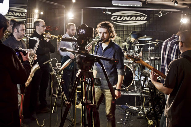 Ајри Еф-Ем: Искрени до коске