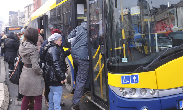 У аутобусе само на предња врата!