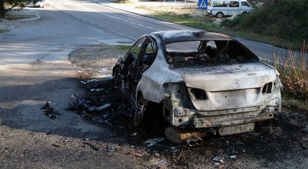 Сутоморе: Царинику запаљен ауто 