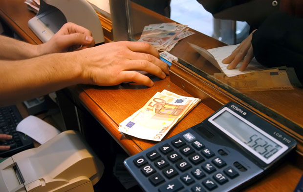 Динар слаби због стања у свету