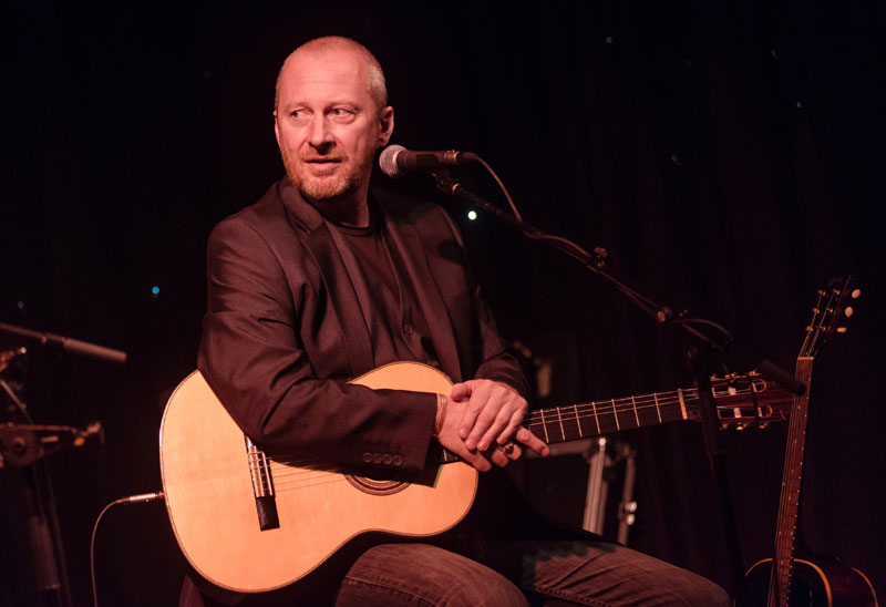 Умро певач који је певао “Wonderful life”